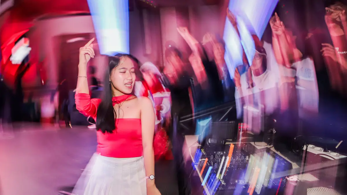 Sejumlah anggota komunitas lari di Surabaya menikmati alunan musik usai mengikuti fun run di salah satu social club dalam Suroboyo Mlayu Bengi di kawasan Tegalsari, Minggu (16/8) malam. (Riana Setiawan/Jawa Pos)