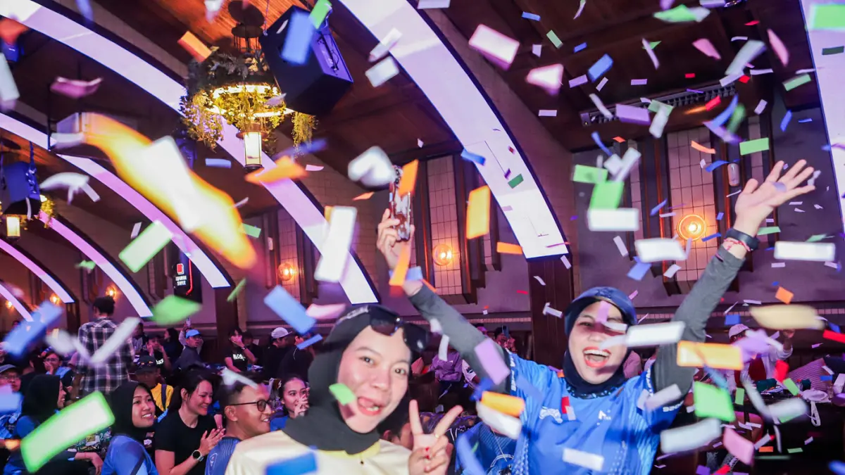 Sejumlah anggota komunitas lari di Surabaya menikmati alunan musik usai mengikuti fun run di salah satu social club dalam Suroboyo Mlayu Bengi di kawasan Tegalsari, Minggu (16/8) malam. (Riana Setiawan/Jawa Pos)