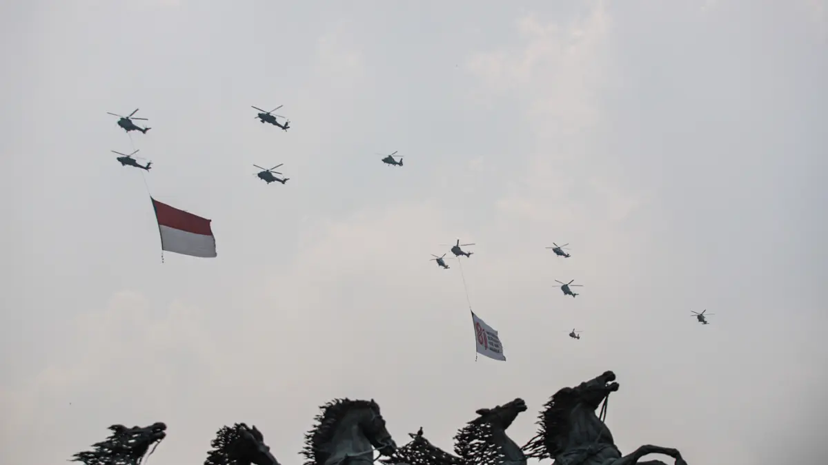 Sejumlah helkoter membawa bendera merah putih saat flypass dalam rangka HUT ke-81 RI di Monas, Jakarta, Senin (17/08/2026). (Hanung Hambara/Jawa Pos)