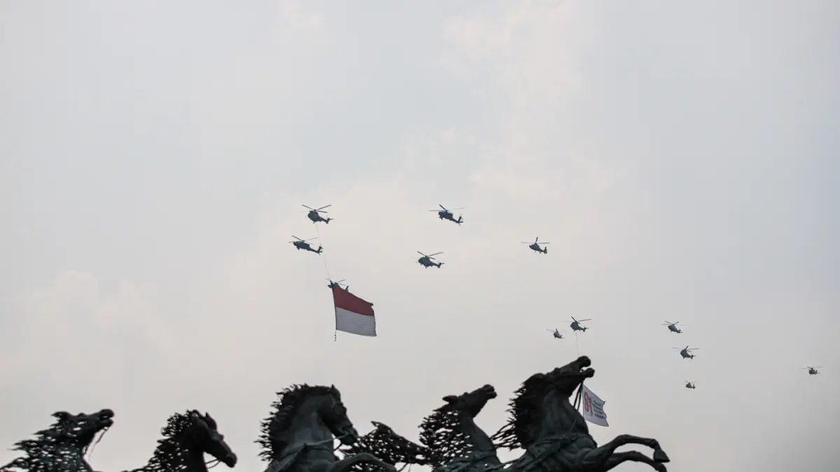 Sejumlah helkoter membawa bendera merah putih saat flypass dalam rangka HUT ke-81 RI di Monas, Jakarta, Senin (17/08/2026). (Hanung Hambara/Jawa Pos)