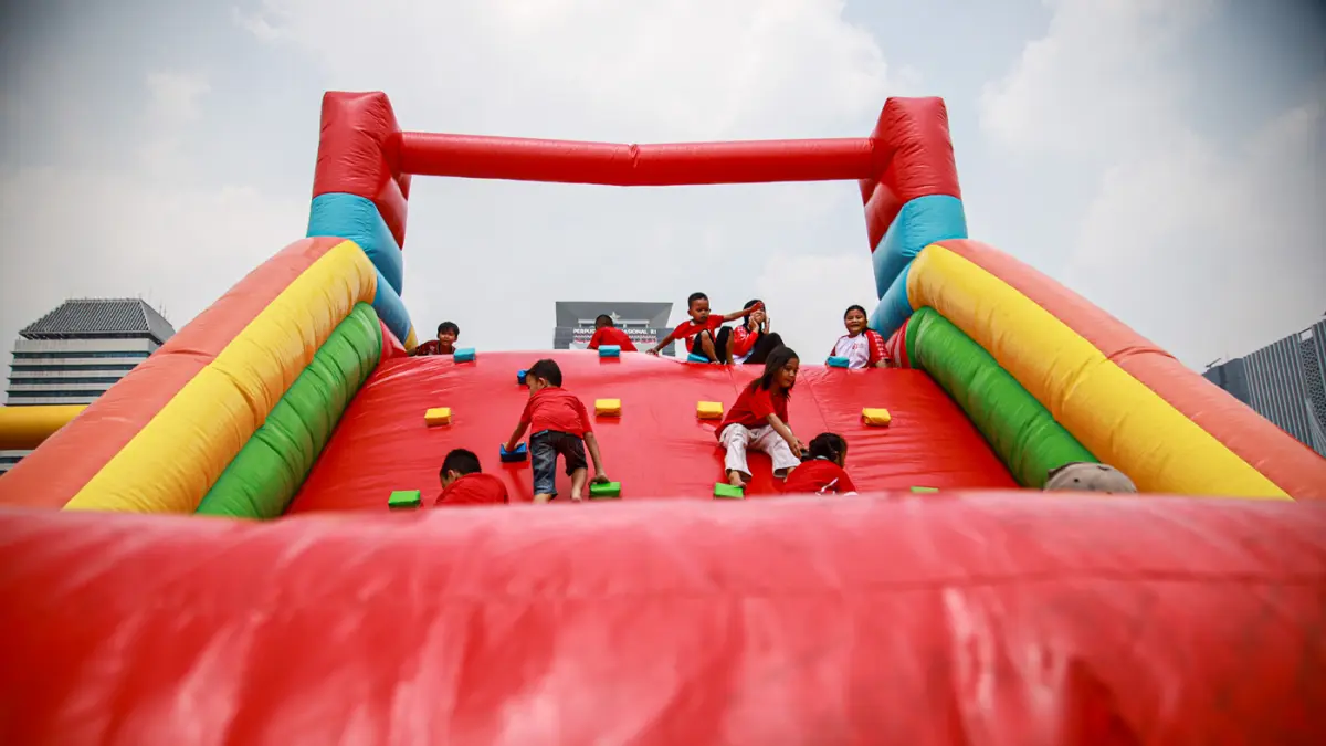 Sejumlah masyarakat bermain dan mengantri makanan dalam Pesta Rakyat dalam memeriahkan HUT ke-81 RI di Lapangan Monas, Jakarta, Senin (17/08/2026). (Hanung Hambara/Jawa Pos)