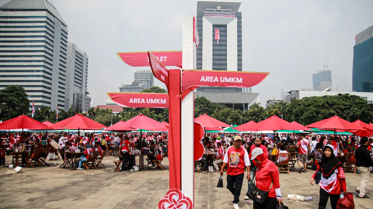 Sejumlah masyarakat bermain dan mengantri makanan dalam Pesta Rakyat dalam memeriahkan HUT ke-81 RI di Lapangan Monas, Jakarta, Senin (17/08/2026). (Hanung Hambara/Jawa Pos)