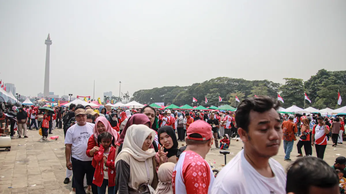 Sejumlah masyarakat bermain dan mengantri makanan dalam Pesta Rakyat dalam memeriahkan HUT ke-81 RI di Lapangan Monas, Jakarta, Senin (17/08/2026). (Hanung Hambara/Jawa Pos)