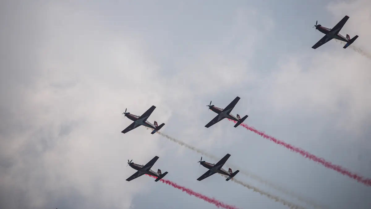 Sejumlah pesawat TNI AU Jupiter Aerobatik Team melakukan atraksi udara saat flypass dalam rangka HUT ke-81 RI di Monas, Jakarta, Senin (17/08/2026). (Hanung Hambara/Jawa Pos)