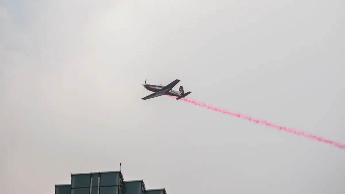 Sejumlah pesawat TNI AU Jupiter Aerobatik Team melakukan atraksi udara saat flypass dalam rangka HUT ke-81 RI di Monas, Jakarta, Senin (17/08/2026). (Hanung Hambara/Jawa Pos)