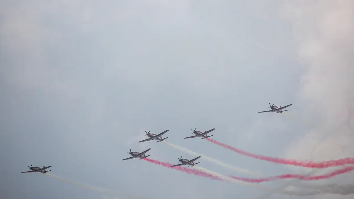 Sejumlah pesawat TNI AU Jupiter Aerobatik Team melakukan atraksi udara saat flypass dalam rangka HUT ke-81 RI di Monas, Jakarta, Senin (17/08/2026). (Hanung Hambara/Jawa Pos)