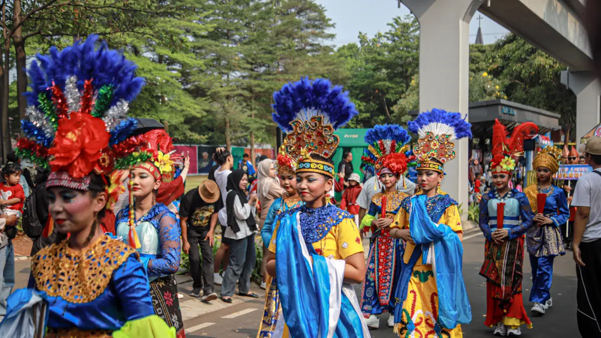Sejumlah peserta melakukan parade budaya di Taman Mini Indonesia Indah (TMII), Jakarta, Senin (17/08/2026). (Hanung Hambara/Jawa Pos)