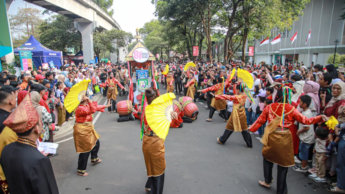Sejumlah peserta melakukan parade budaya di Taman Mini Indonesia Indah (TMII), Jakarta, Senin (17/08/2026). (Hanung Hambara/Jawa Pos)