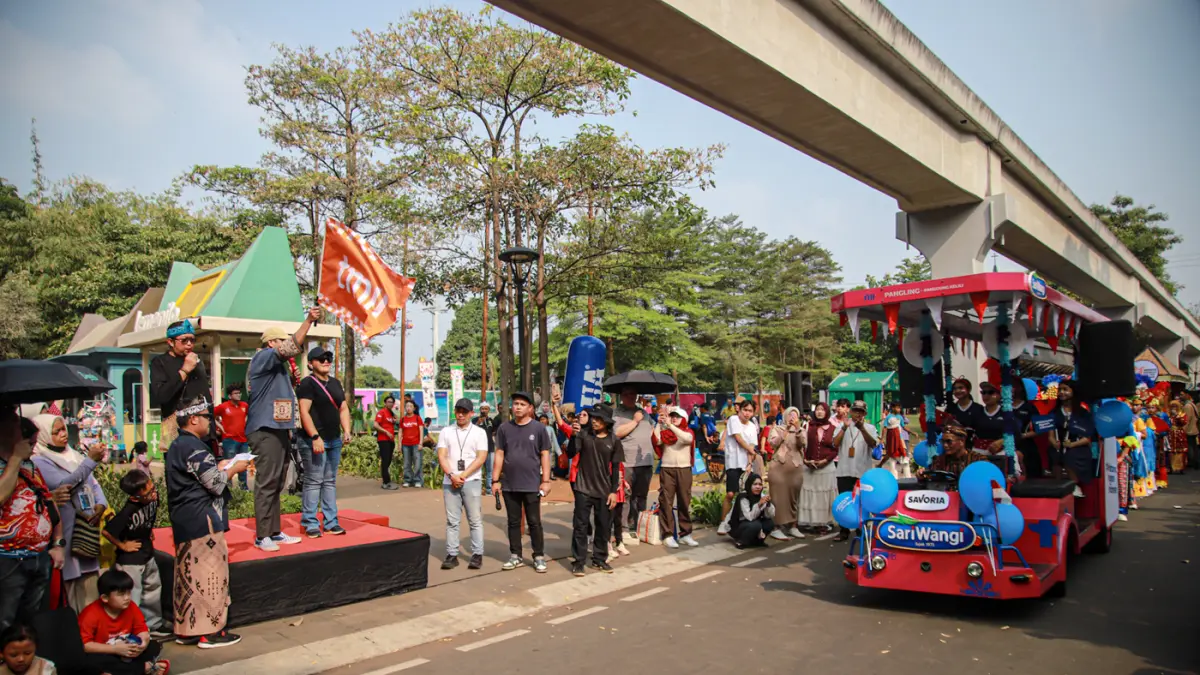 Sejumlah peserta melakukan parade budaya di Taman Mini Indonesia Indah (TMII), Jakarta, Senin (17/08/2026). (Hanung Hambara/Jawa Pos)