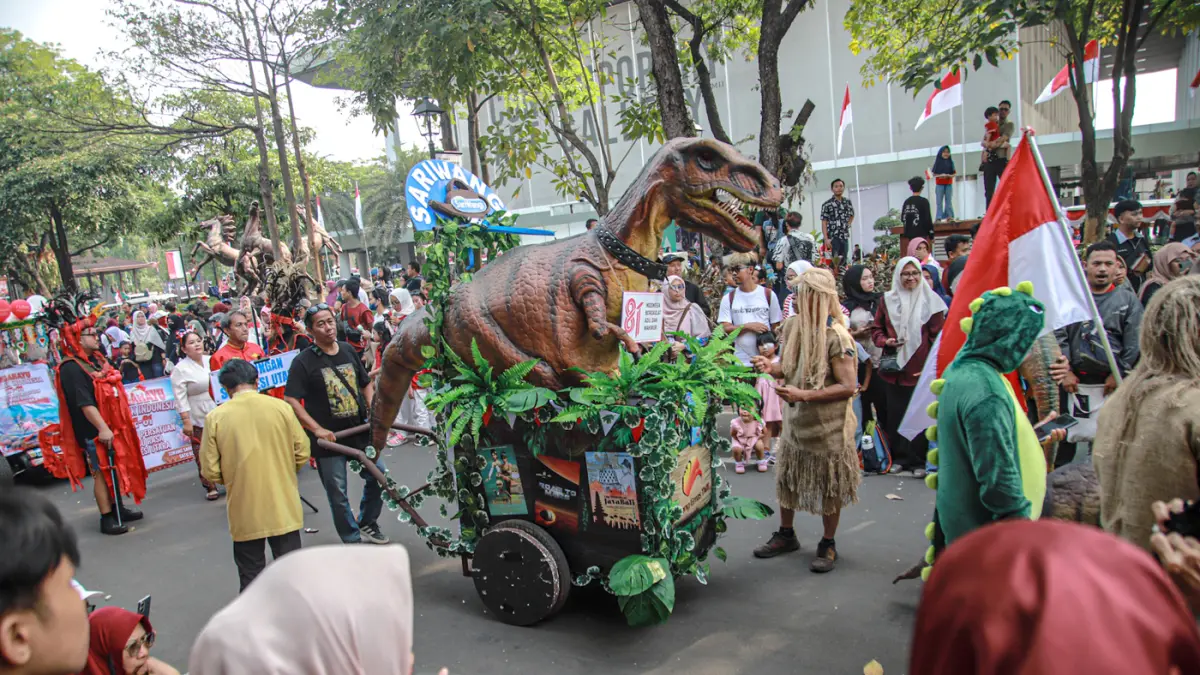 Sejumlah peserta melakukan parade budaya di Taman Mini Indonesia Indah (TMII), Jakarta, Senin (17/08/2026). (Hanung Hambara/Jawa Pos)