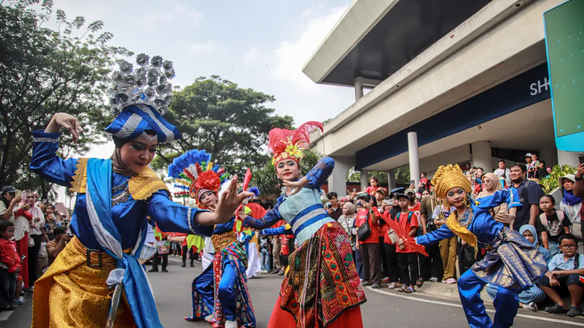 Sejumlah peserta melakukan parade budaya di Taman Mini Indonesia Indah (TMII), Jakarta, Senin (17/08/2026). (Hanung Hambara/Jawa Pos)