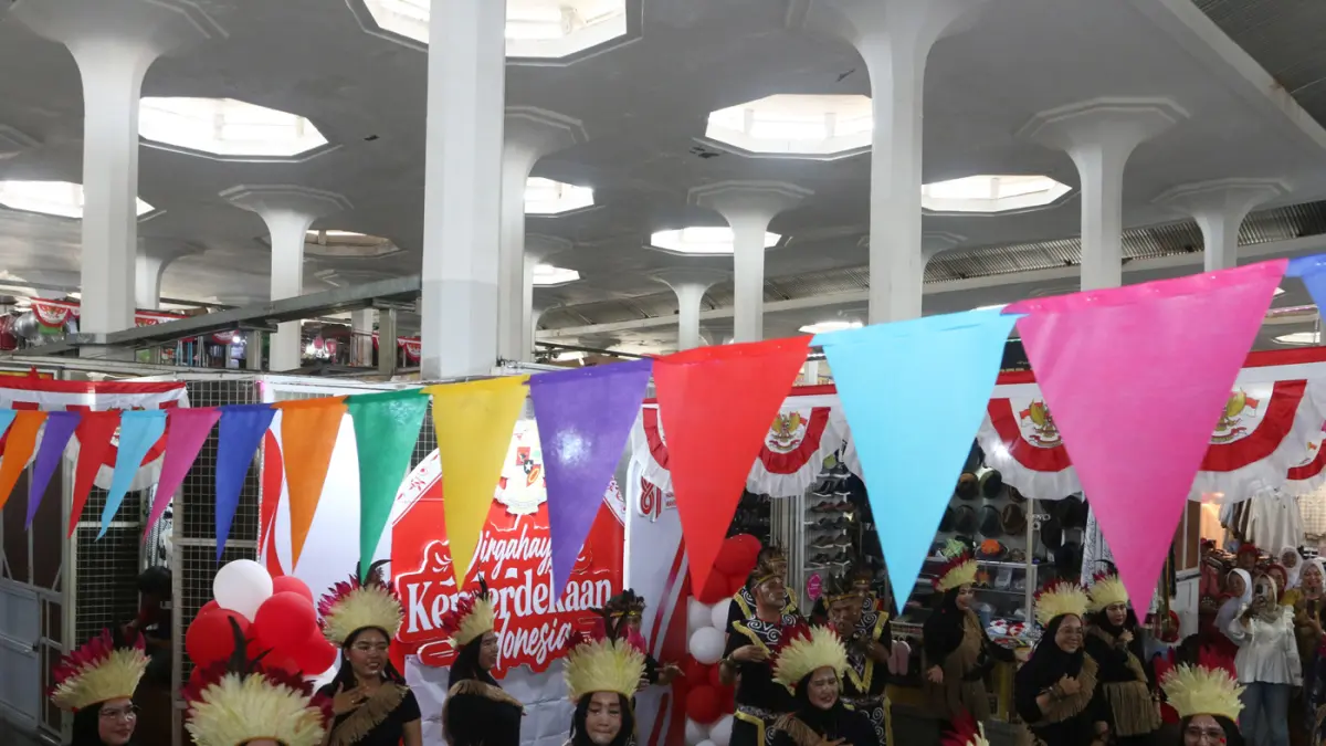 Sejumlah peserta mengenakan pakaian adat Papua saat mengikuti karnaval kemerdekaan di Pasar Johar, Semarang, Jawa Tengah, Senin (17/8/2026). (Nur Chamim/Jawa Pos Radar Semarang)