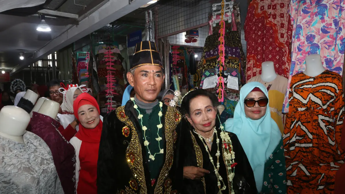 Sejumlah peserta mengenakan pakaian pengantin adat solo saat mengikuti karnaval kemerdekaan di Pasar Johar, Semarang, Jawa Tengah, Senin (17/8/2026). (Nur Chamim/Jawa Pos Radar Semarang)