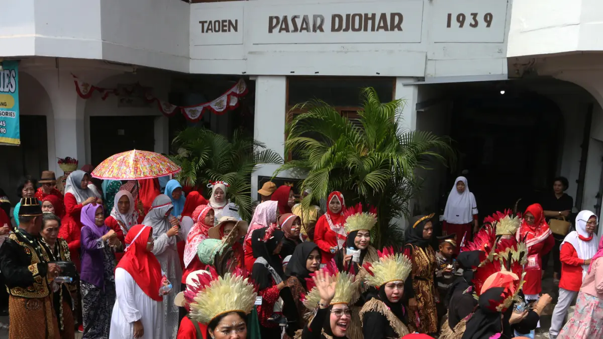 Sejumlah peserta mengikuti karnaval kemerdekaan di Pasar Johar, Semarang, Jawa Tengah, Senin (17/8/2026). (Nur Chamim/Jawa Pos Radar Semarang)