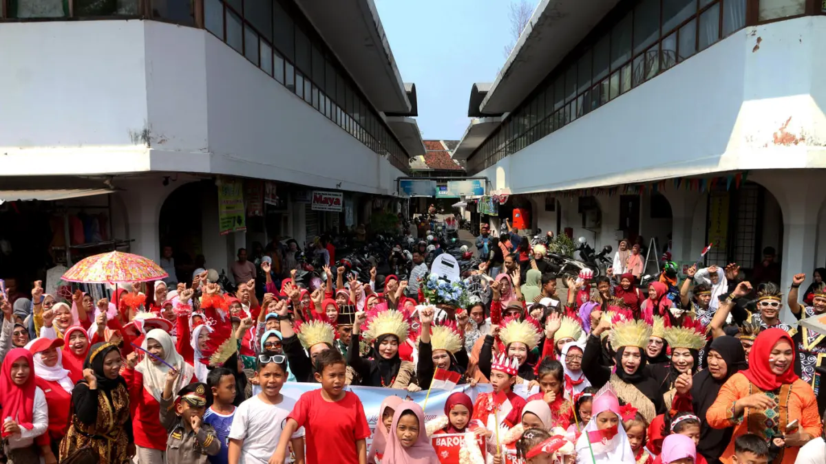 Sejumlah peserta mengikuti karnaval kemerdekaan di Pasar Johar, Semarang, Jawa Tengah, Senin (17/8/2026). (Nur Chamim/Jawa Pos Radar Semarang)