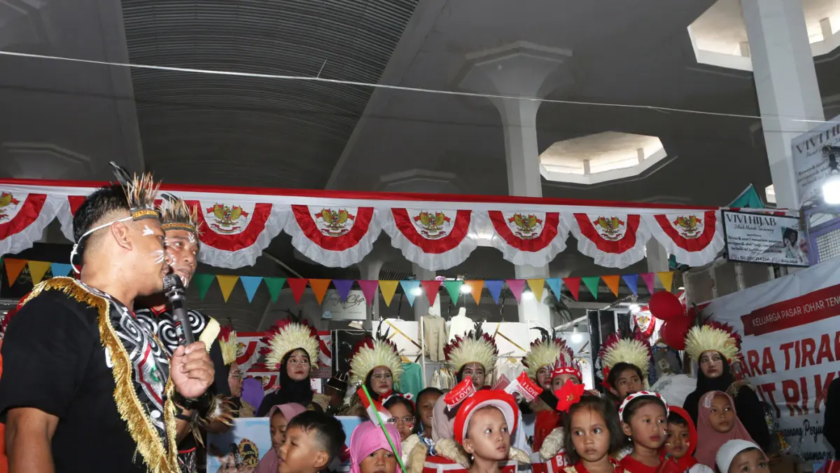 Sejumlah peserta mengikuti karnaval kemerdekaan di Pasar Johar, Semarang, Jawa Tengah, Senin (17/8/2026). (Nur Chamim/Jawa Pos Radar Semarang)