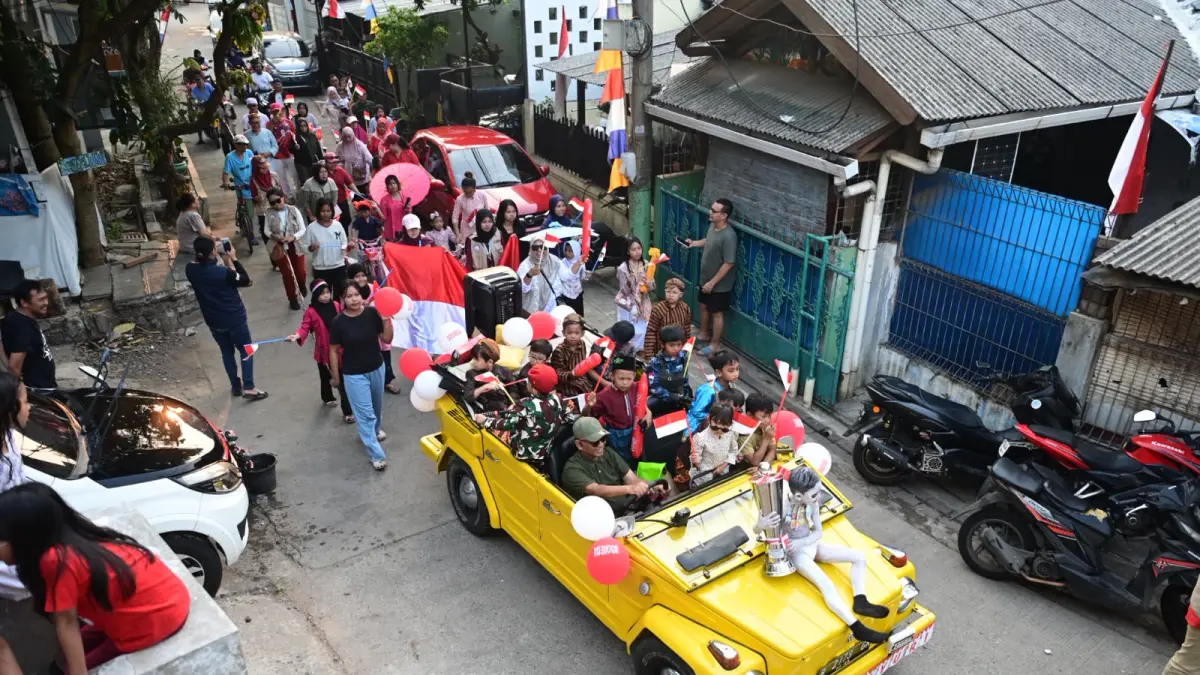 Sejumlah warga mengikuti Karnaval Kemerdekaan RI di Perumahan Bona Sarana Indah, Tangerang, Banten, Senin (17/8/2026). (Anhar Rizki Affandi/PFI Tangerang)