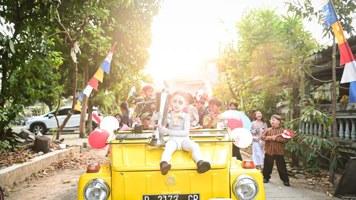 Sejumlah warga mengikuti Karnaval Kemerdekaan RI di Perumahan Bona Sarana Indah, Tangerang, Banten, Senin (17/8/2026). (Anhar Rizki Affandi/PFI Tangerang)
