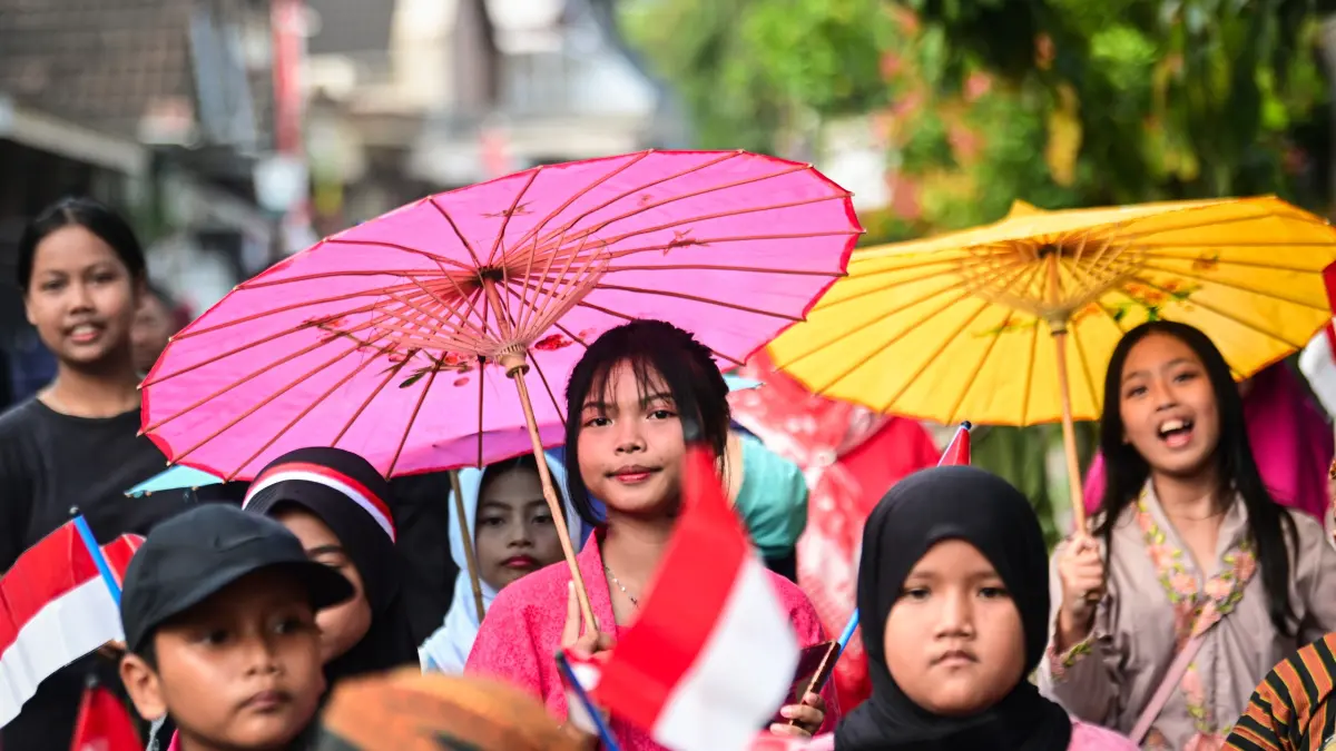 Sejumlah warga mengikuti Karnaval Kemerdekaan RI di Perumahan Bona Sarana Indah, Tangerang, Banten, Senin (17/8/2026). (Anhar Rizki Affandi/PFI Tangerang)