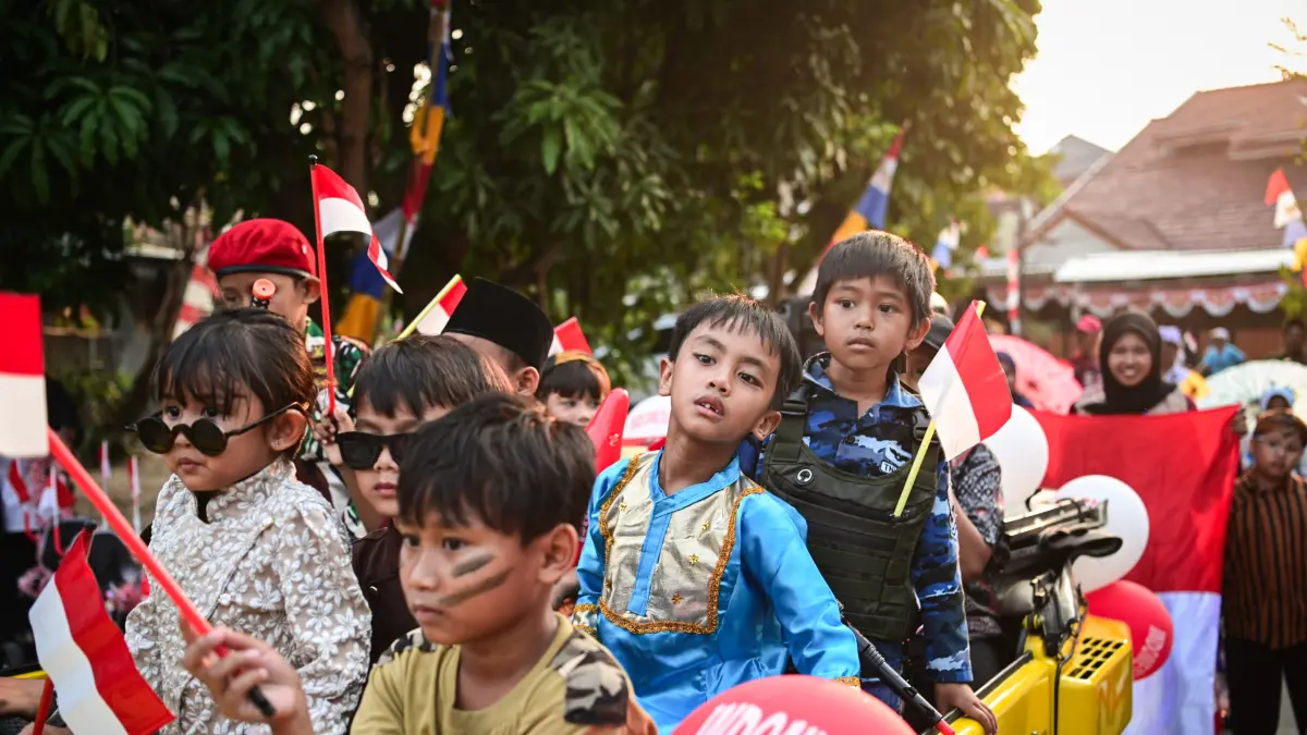 Sejumlah warga mengikuti Karnaval Kemerdekaan RI di Perumahan Bona Sarana Indah, Tangerang, Banten, Senin (17/8/2026). (Anhar Rizki Affandi/PFI Tangerang)
