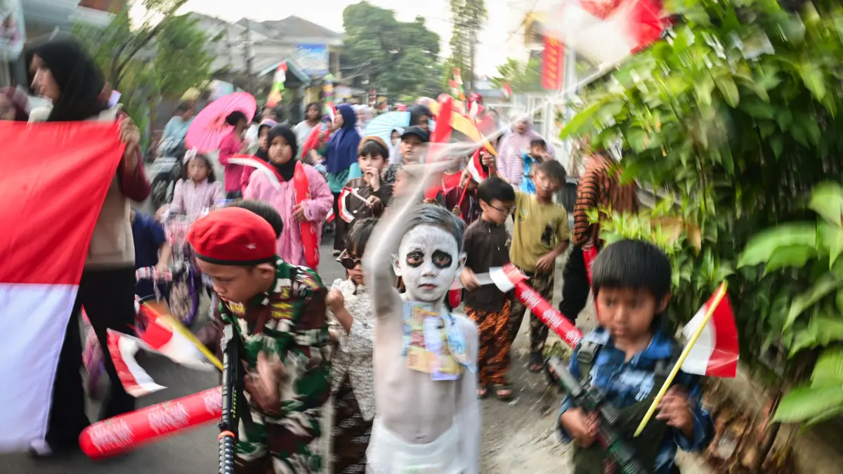 Sejumlah warga mengikuti Karnaval Kemerdekaan RI di Perumahan Bona Sarana Indah, Tangerang, Banten, Senin (17/8/2026). (Anhar Rizki Affandi/PFI Tangerang)