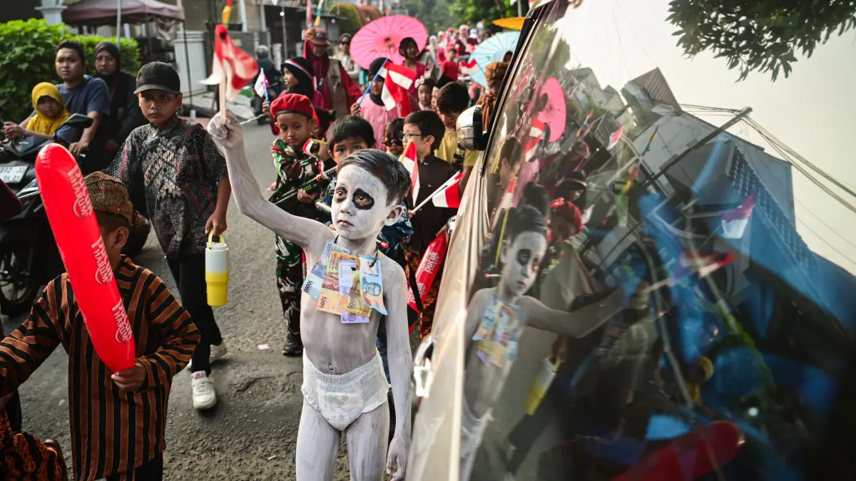 Sejumlah warga mengikuti Karnaval Kemerdekaan RI di Perumahan Bona Sarana Indah, Tangerang, Banten, Senin (17/8/2026). (Anhar Rizki Affandi/PFI Tangerang)