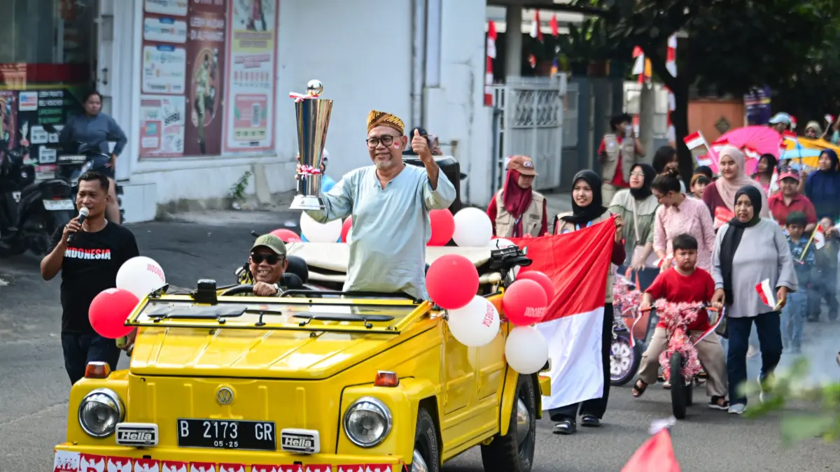Sejumlah warga mengikuti Karnaval Kemerdekaan RI di Perumahan Bona Sarana Indah, Tangerang, Banten, Senin (17/8/2026). (Anhar Rizki Affandi/PFI Tangerang)