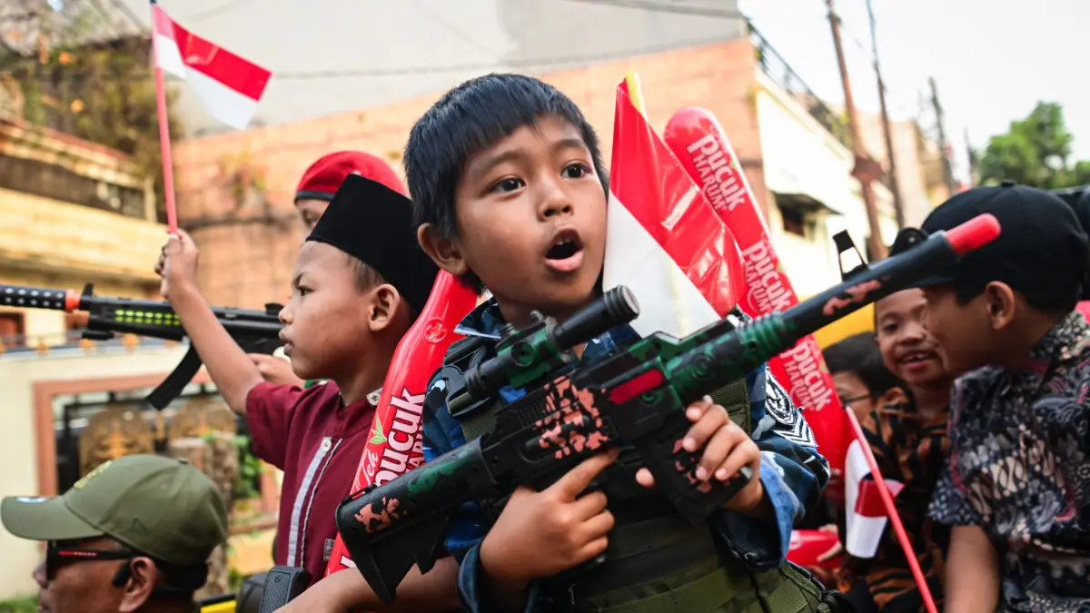 Sejumlah warga mengikuti Karnaval Kemerdekaan RI di Perumahan Bona Sarana Indah, Tangerang, Banten, Senin (17/8/2026). (Anhar Rizki Affandi/PFI Tangerang)