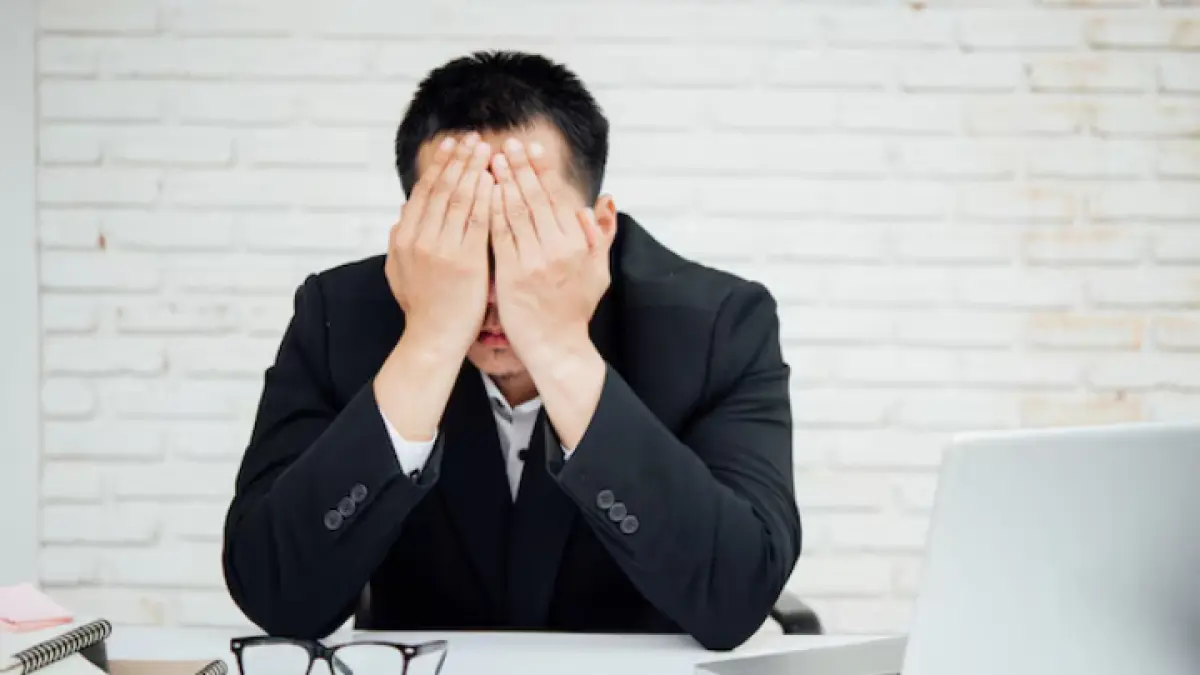 seseorang yang sengsara saat di kantor/Magnific/jcomp - Image