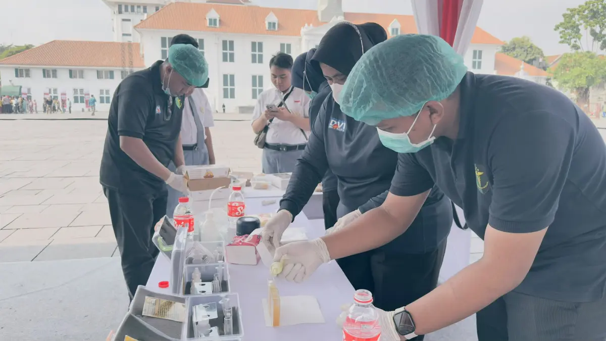 Tim Dokkes Polri saat memeriksa makanan dalam kegiatan Jamuan Rakyat Jakarta Barat. (Istimewa) - Image