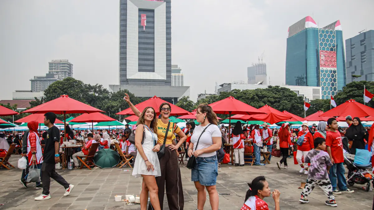 Wisatawan asing memeriahkan Pesta Rakyat dalam rangka HUT ke-81 RI di Lapangan Monas, Jakarta, Senin (17/08/2026). (Hanung Hambara/Jawa Pos)