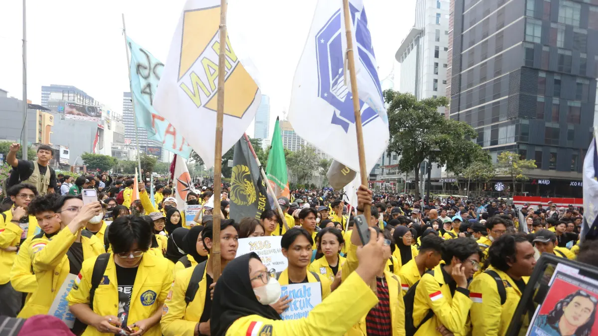 Aksi damai Mahasiswa berunjuk rasa di Jalan MH Thamrin, Jakarta, Selasa (18/8/2026). (Dery Ridwansah/ JawaPos.com)