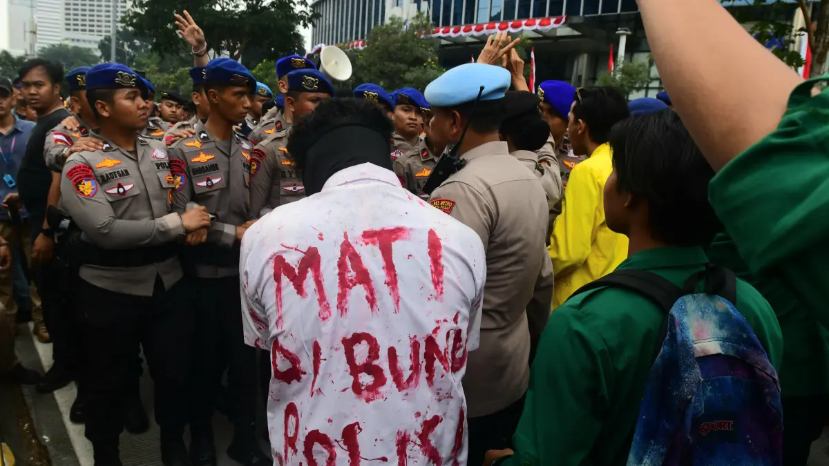 Barisan polisi berjaga saat demo aksi mahasiswa di Jalan Sudirman saat ingin menuju Bundaran HI, Jakarta, Selasa (18/8/2026). (Dery Ridwansah/ JawaPos.com)