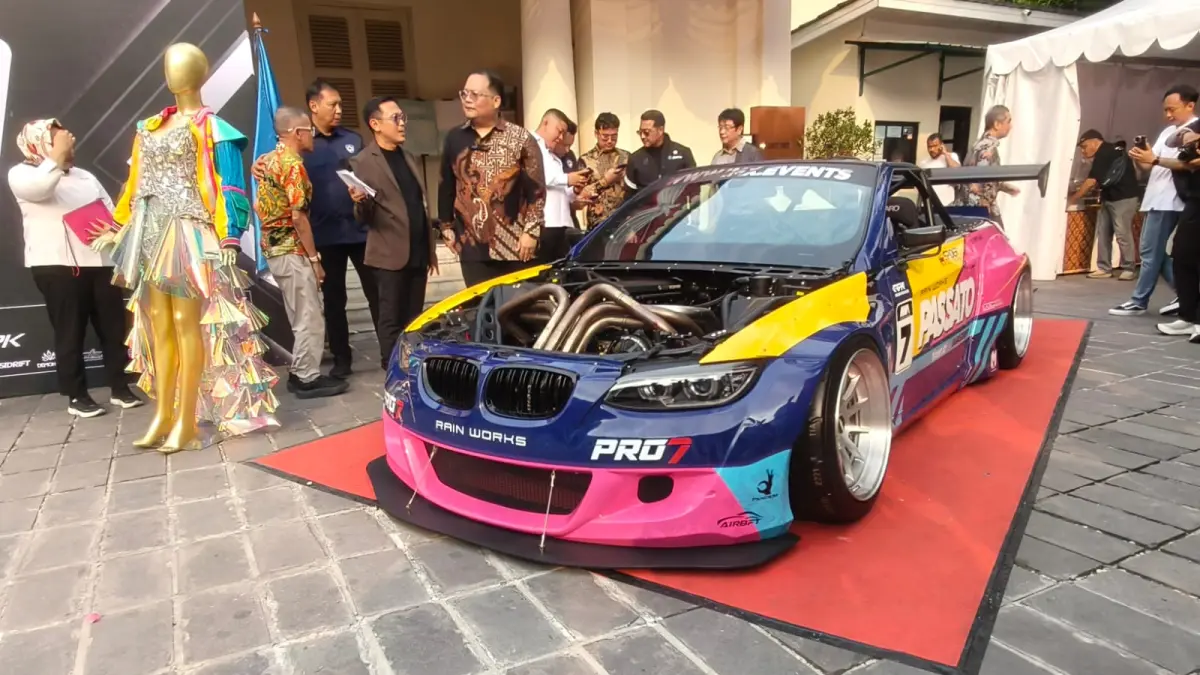 Busana eksklusif bernuansa batik karya desainer lokal Shizka Prive menemani BMW Passato selama gelaran SEMA Show 2026. (Dony/JawaPos.com)