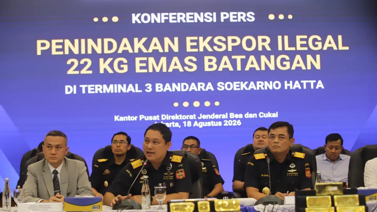 Direktur Jenderal Bea dan Cukai Djaka Budhi Utama menyampaikan keterangan dalam konferensi pers penindakan ekspor ilegal 22 kg emas batangan di Kantor Pusat Direktorat Jenderal Bea dan Cukai (DJBC), Jakarta, Selasa (18/8/2026). (Dery Ridwansah/ JawaPos.co