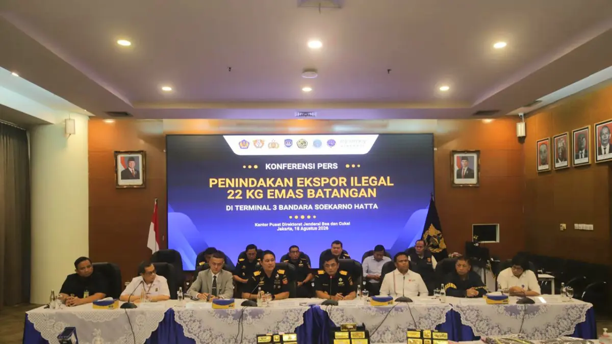 Direktur Jenderal Bea dan Cukai Djaka Budhi Utama menyampaikan keterangan dalam konferensi pers penindakan ekspor ilegal 22 kg emas batangan di Kantor Pusat Direktorat Jenderal Bea dan Cukai (DJBC), Jakarta, Selasa (18/8/2026). (Dery Ridwansah/ JawaPos.co