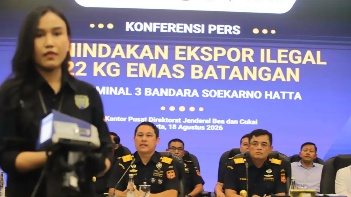 Direktur Jenderal Bea dan Cukai Djaka Budhi Utama menyampaikan keterangan dalam konferensi pers penindakan ekspor ilegal 22 kg emas batangan di Kantor Pusat Direktorat Jenderal Bea dan Cukai (DJBC), Jakarta, Selasa (18/8/2026). (Dery Ridwansah/ JawaPos.co