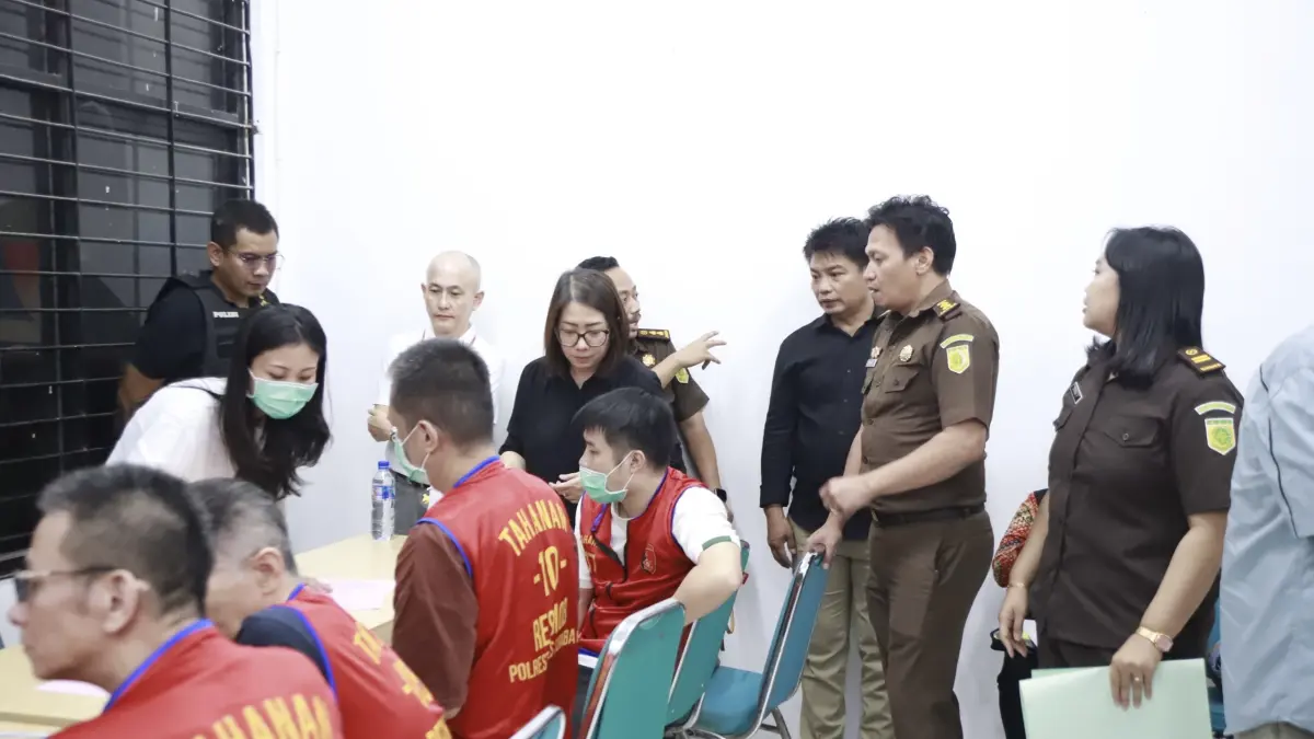 Kejari Surabaya terima berkas dan tersangka kasus love scamming yang melibatkan 46 tersangka. (Foto: Kejari Surabaya) - Image