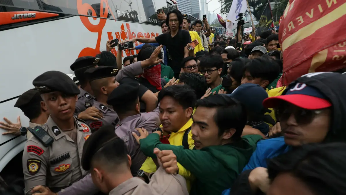 Mahasiswa terlibat aksi dorong-dorongan saat berunjuk rasa di Jalan MH Thamrin, Jakarta, Selasa (18/8/2026). (Dery Ridwansah/ JawaPos.com)