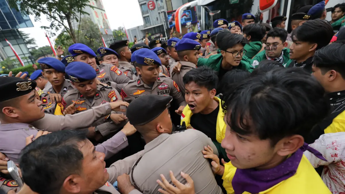 Mahasiswa terlibat aksi dorong-dorongan saat berunjuk rasa di Jalan MH Thamrin, Jakarta, Selasa (18/8/2026). (Dery Ridwansah/ JawaPos.com)