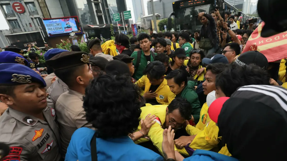 Mahasiswa terlibat aksi dorong-dorongan saat berunjuk rasa di Jalan MH Thamrin, Jakarta, Selasa (18/8/2026). (Dery Ridwansah/ JawaPos.com)