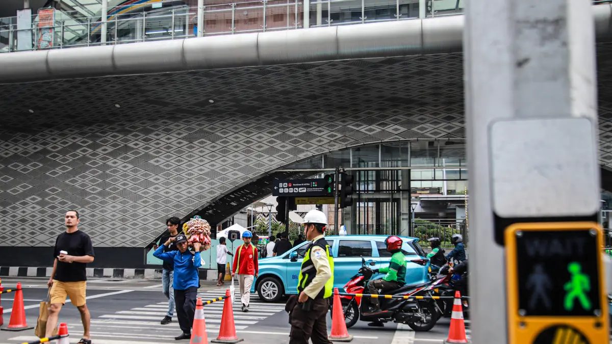 Pekerja beraktivitas di sekitar Bundaran HI, Jakarta, Selasa (18/08/2026). (Hanung Hambara/ Jawa Pos)