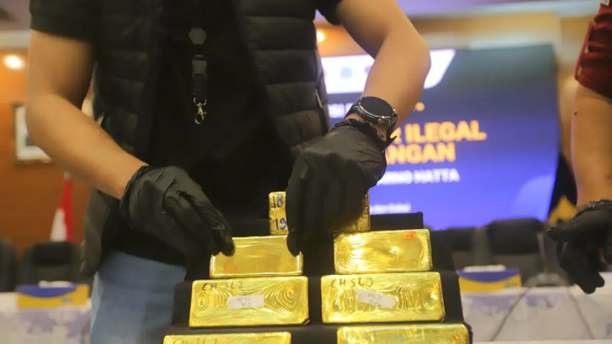 Petugas menyusun barang bukti dalam konferensi pers penindakan ekspor ilegal 22 kilogram emas batangan di Kantor Pusat Direktorat Jenderal Bea dan Cukai, Jakarta, Selasa (18/8/2026). (Dery Ridwansah/ JawaPos.com)