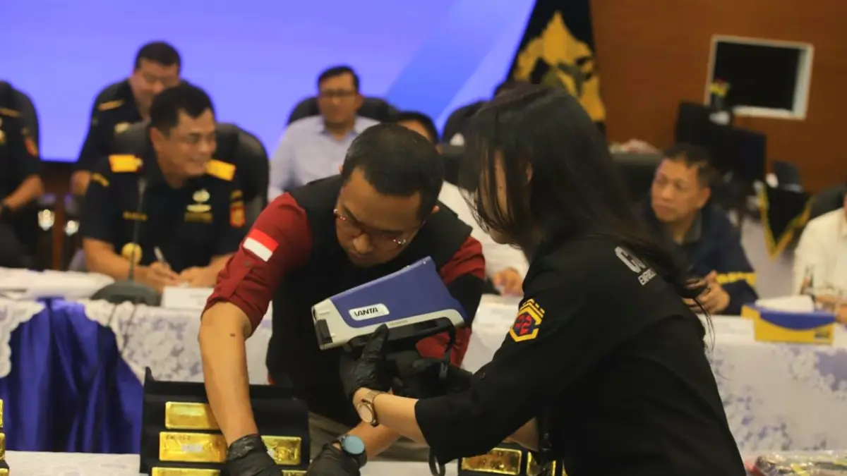 Petugas menyusun barang bukti dalam konferensi pers penindakan ekspor ilegal 22 kilogram emas batangan di Kantor Pusat Direktorat Jenderal Bea dan Cukai, Jakarta, Selasa (18/8/2026). (Dery Ridwansah/ JawaPos.com)
