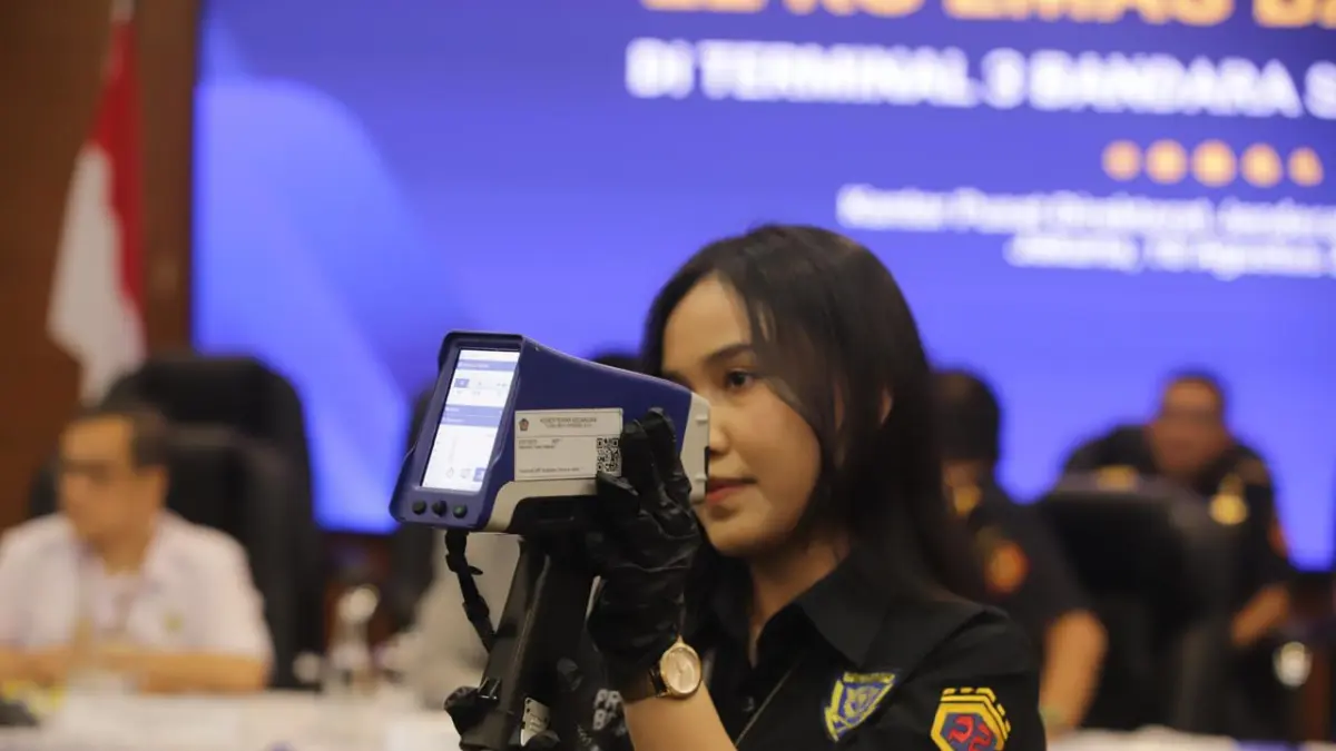 Petugas menyusun barang bukti dalam konferensi pers penindakan ekspor ilegal 22 kilogram emas batangan di Kantor Pusat Direktorat Jenderal Bea dan Cukai, Jakarta, Selasa (18/8/2026). (Dery Ridwansah/ JawaPos.com)
