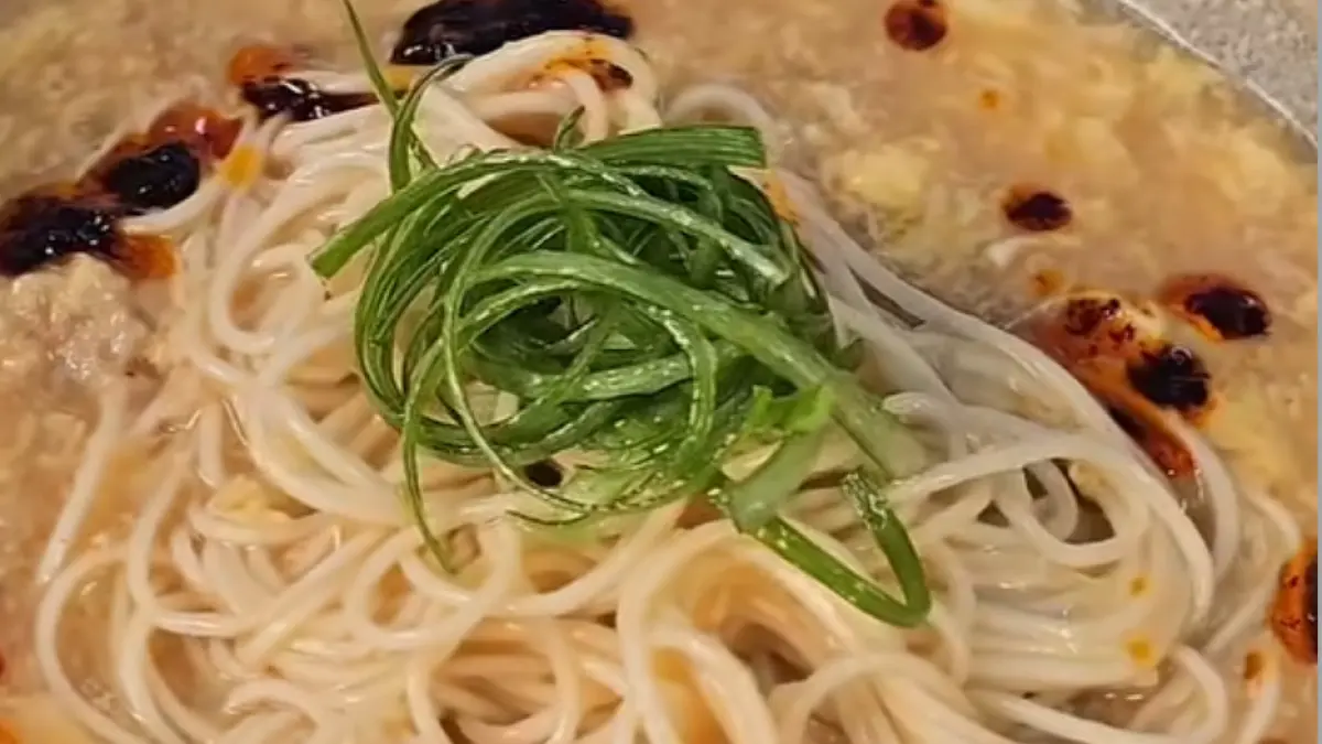 Potret misoa siram kepiting yang gurih dan hangat dengan kuah kental berbumbu. (Sumber: instagram.com/@ - Image