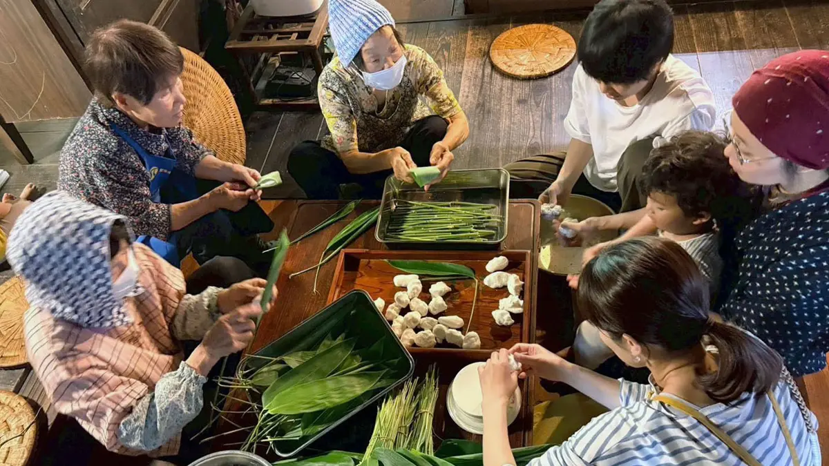 Sejumlah orang berkumpul di rumah tradisional milik Fatih Ymran dan istrinya, Nanami, di Kota Yasugi, Prefektur Shimane, pada 15 Juni 2026. (Kyodo)