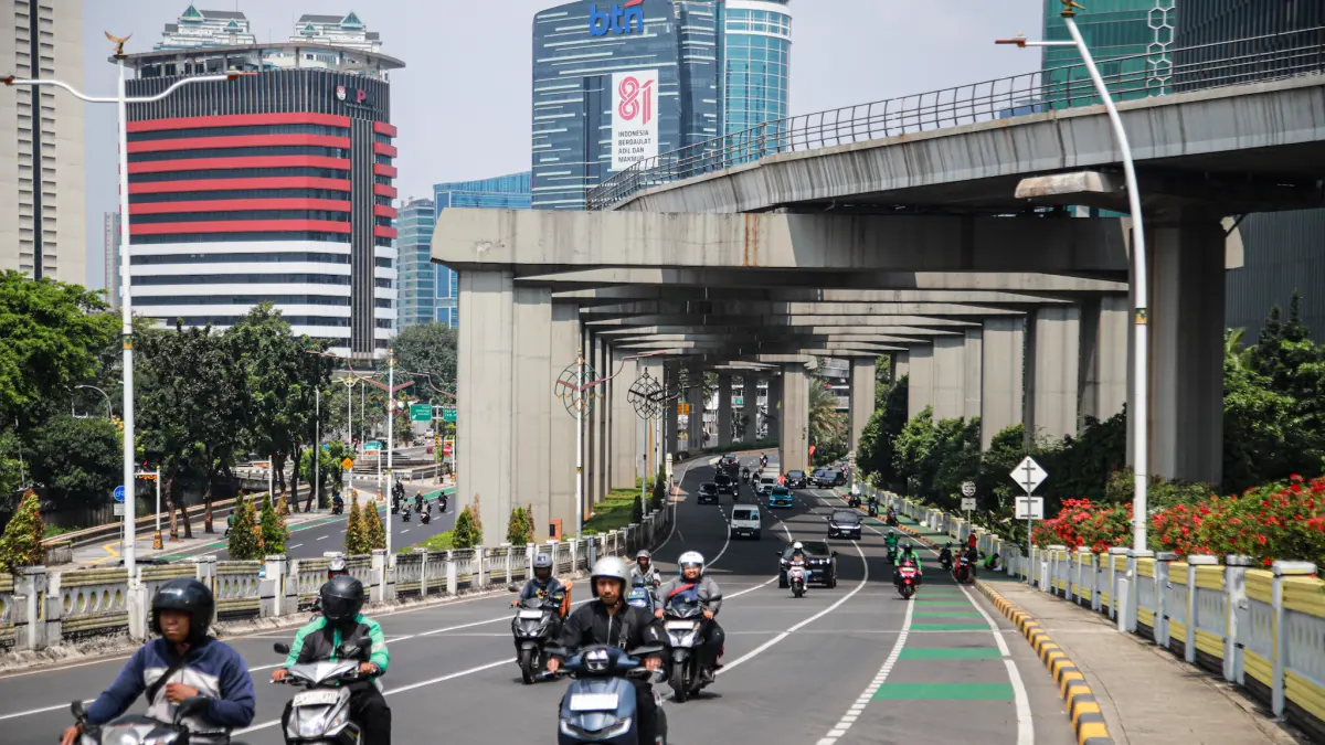 Sejumlah pengendara melintas di jalan Rasuna Said, Jakarta, Selasa (18/08/2026). (Hanung Hambara/ Jawa Pos)
