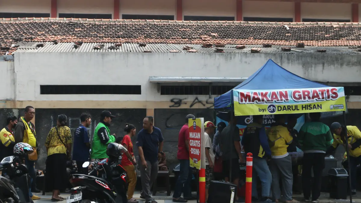 Warga antre untuk mendapatkan hidangan makanan dalam aksi sosial makan gratis bertajuk #BerawalDariKoin di kawasan Jalan Atmodirono Wonodri, Semarang, Jawa Tengah, Selasa (18/8/2026).