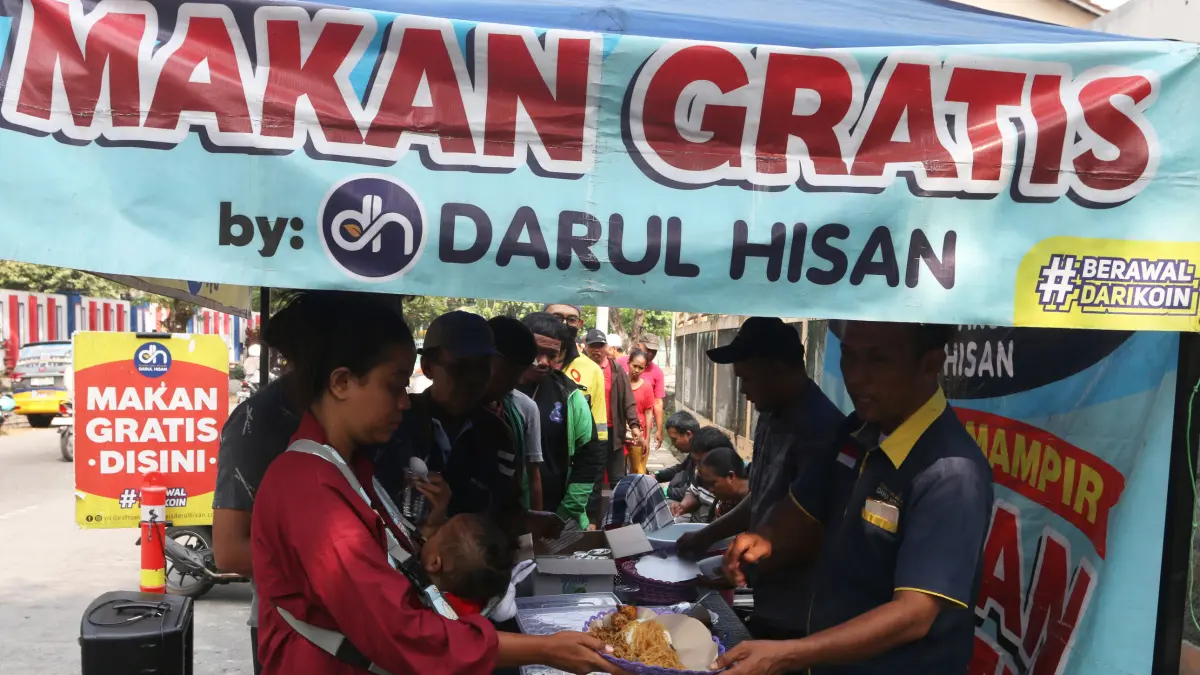 Warga antre untuk mendapatkan hidangan makanan dalam aksi sosial makan gratis bertajuk #BerawalDariKoin di kawasan Jalan Atmodirono Wonodri, Semarang, Jawa Tengah, Selasa (18/8/2026).